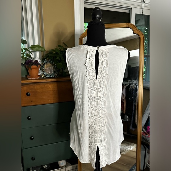 Daniel Rainn Quin Keyhole Crochet Blouse - Picture 4 of 9